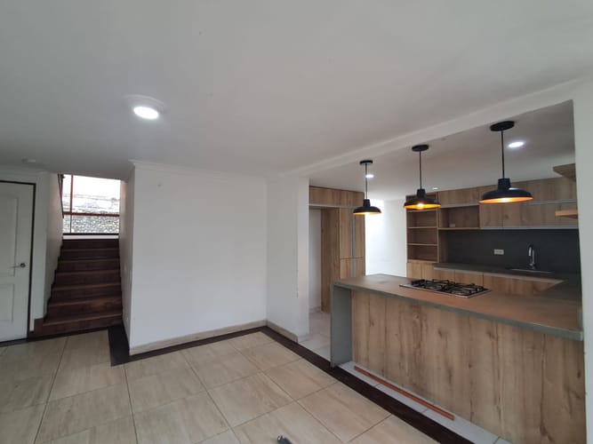 Casa de 4 alcobas en arriendo en Los Balsos, Medellín, 407 m² · foto 3 de 24