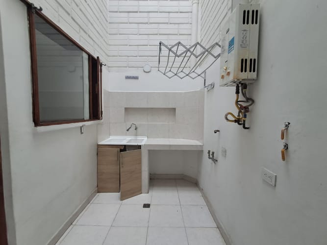 Casa de 4 alcobas en arriendo en Los Balsos, Medellín, 407 m² · foto 6 de 24