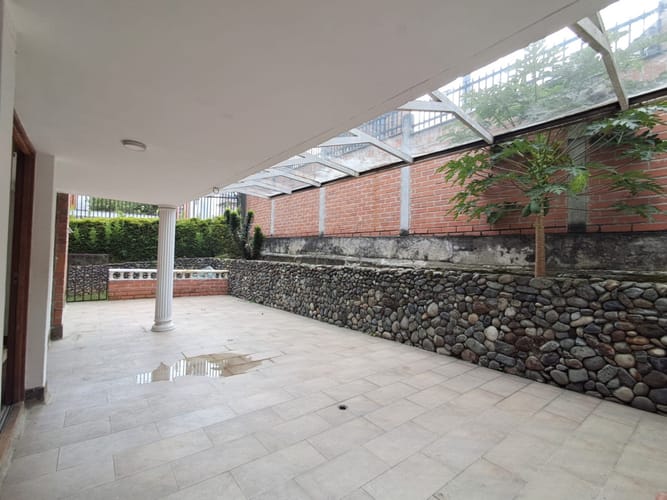 Casa de 4 alcobas en arriendo en Los Balsos, Medellín, 407 m² · foto 12 de 24