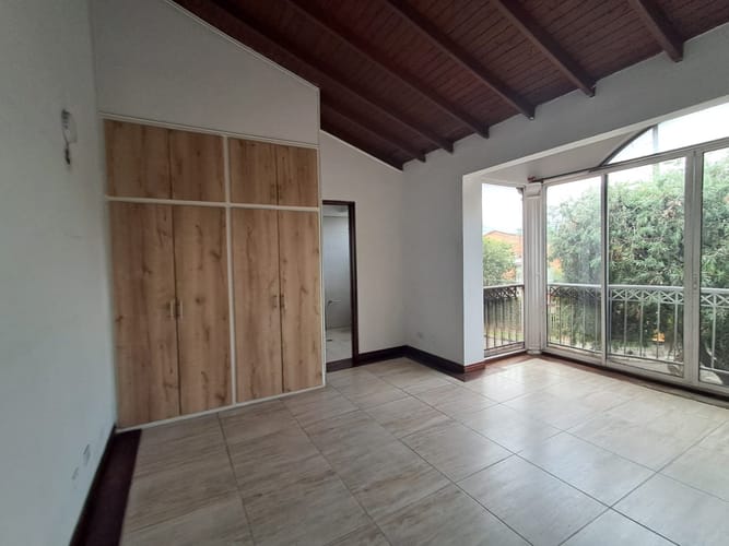 Casa de 4 alcobas en arriendo en Los Balsos, Medellín, 407 m² · foto 15 de 24