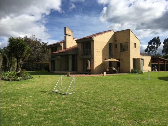 Casa en venta en San Simón, Bogotá, 291 m² · foto 1 de 24