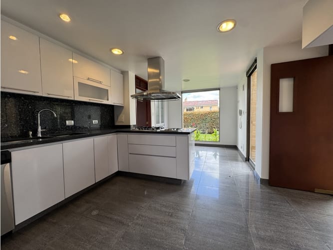 Casa en venta en San Simón, Bogotá, 291 m² · foto 13 de 24