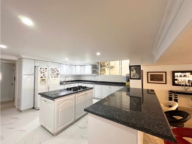 Apartamento de 4 alcobas en venta en Santa Barbara, Bogotá, 285 m² · foto 12 de 24
