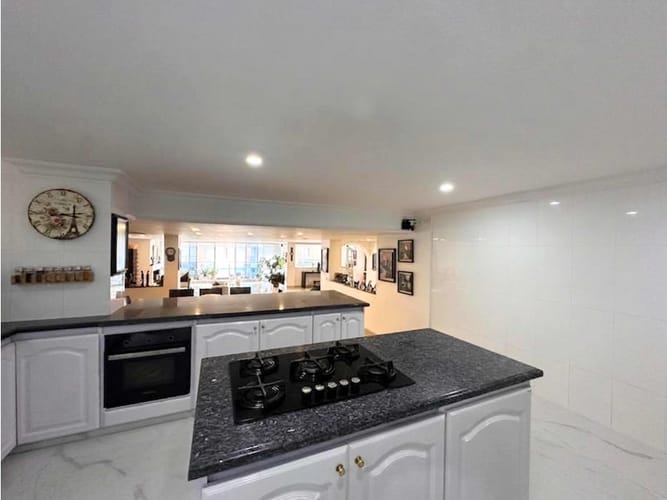 Apartamento de 4 alcobas en venta en Santa Barbara, Bogotá, 285 m² · foto 13 de 24