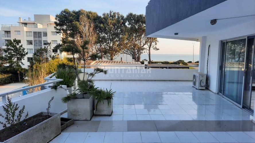 ALQUILER ANUAL DE APARTAMENTO DE TRES DORMITORIOS FRENTE A LA MANSA · Foto 3