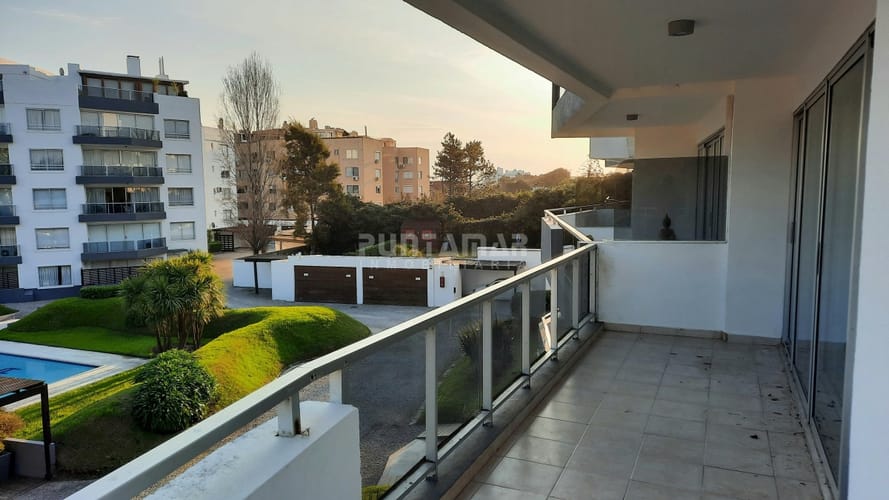 ALQUILER ANUAL DE APARTAMENTO DE TRES DORMITORIOS FRENTE A LA MANSA · Foto 4