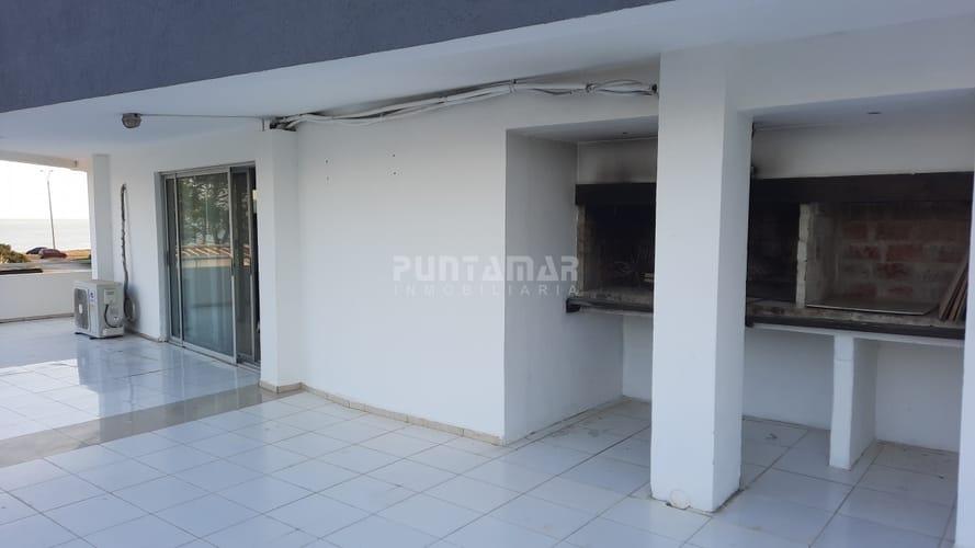 ALQUILER ANUAL DE APARTAMENTO DE TRES DORMITORIOS FRENTE A LA MANSA · Foto 5