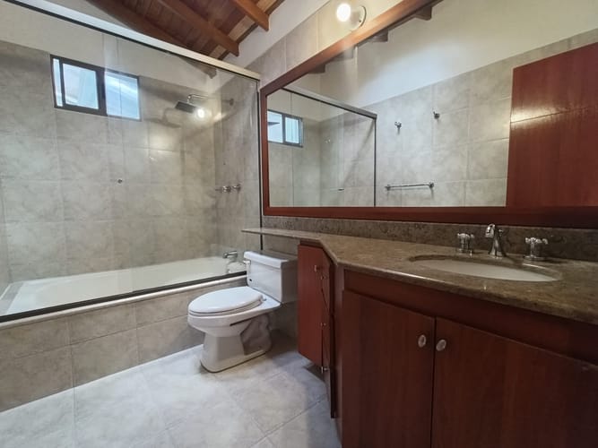 Casa de 3 alcobas en arriendo en Loma El Atravesado, Envigado, 189 m² · foto 19 de 20