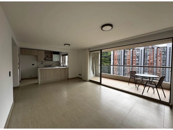 Apartamento de 3 alcobas en venta en Loma De Los Bernal, Medellín, 89 m² · foto 2 de 10