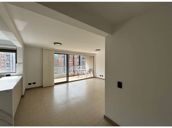 Apartamento de 3 alcobas en venta en Loma De Los Bernal, Medellín, 89 m² · foto 3 de 10