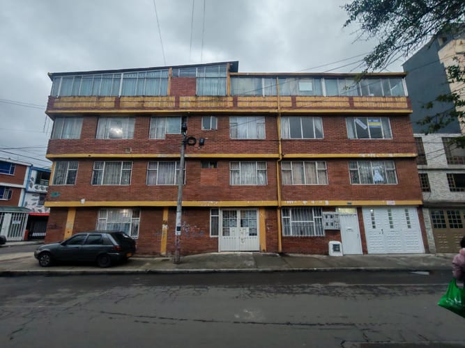 Casa de 18 alcobas en venta en Carvajal, Bogotá, 721 m² · foto 1 de 24