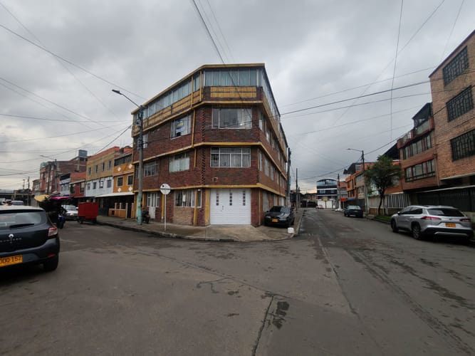 Casa de 18 alcobas en venta en Carvajal, Bogotá, 721 m² · foto 2 de 24