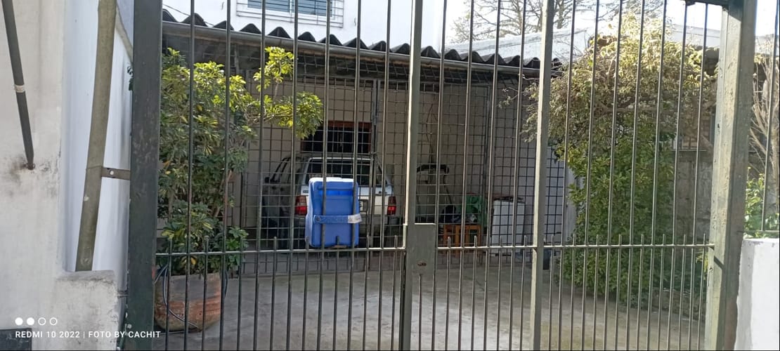 Alquilo Comoda casa 1 dormitorio con rejas y garaje · Foto 2