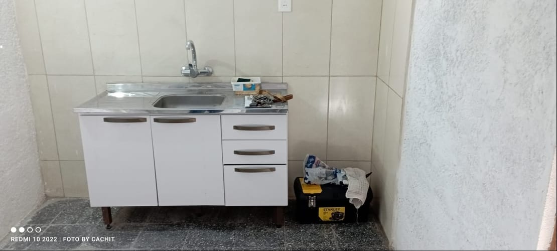 Alquilo Comoda casa 1 dormitorio con rejas y garaje · Foto 8