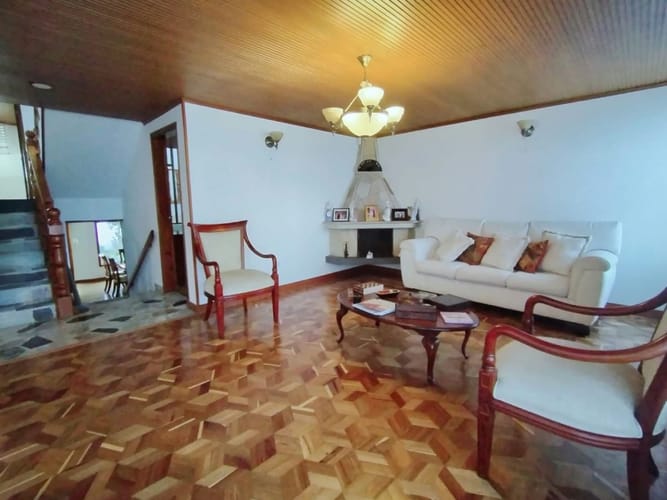 Casa de 4 alcobas en venta en Alhambra, Bogotá, 262 m² · foto 2 de 24