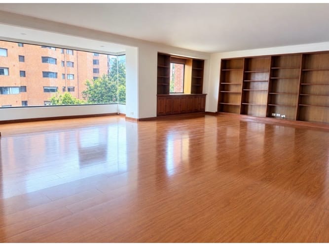 Apartamento de 3 alcobas en arriendo en Los Rosales, Bogotá, 239 m² · foto 2 de 16