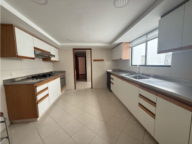 Apartamento de 3 alcobas en arriendo en Los Rosales, Bogotá, 239 m² · foto 6 de 16