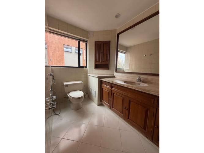 Apartamento de 3 alcobas en arriendo en Los Rosales, Bogotá, 239 m² · foto 10 de 16