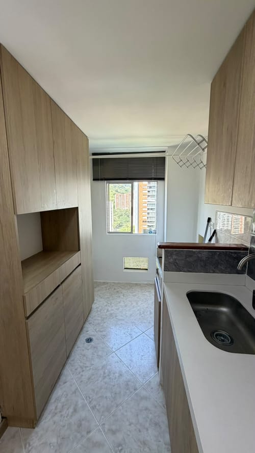 Apartamento de 3 alcobas en venta en Loma De Los Bernal, Medellín, 87 m² · foto 2 de 13