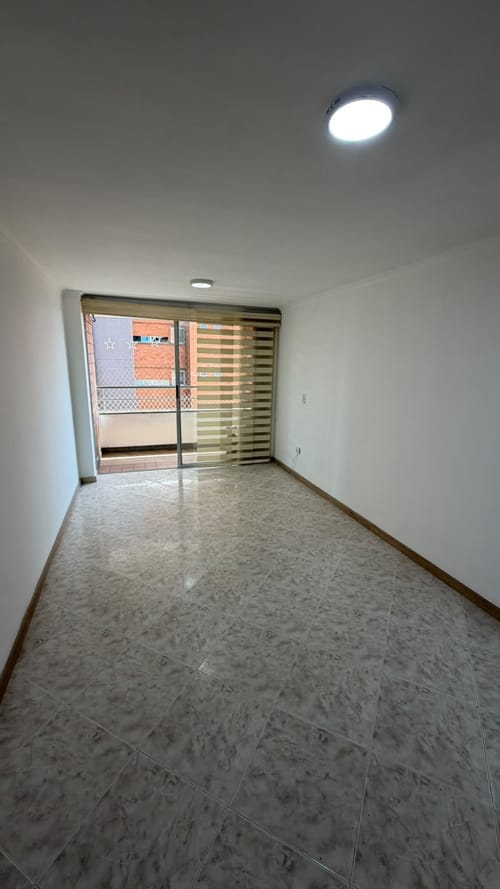 Apartamento de 3 alcobas en venta en Loma De Los Bernal, Medellín, 87 m² · foto 3 de 13