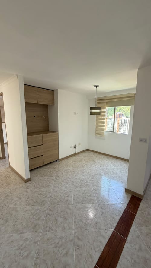 Apartamento de 3 alcobas en venta en Loma De Los Bernal, Medellín, 87 m² · foto 4 de 13