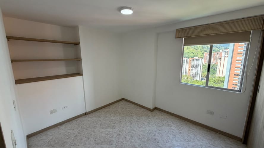 Apartamento de 3 alcobas en venta en Loma De Los Bernal, Medellín, 87 m² · foto 6 de 13