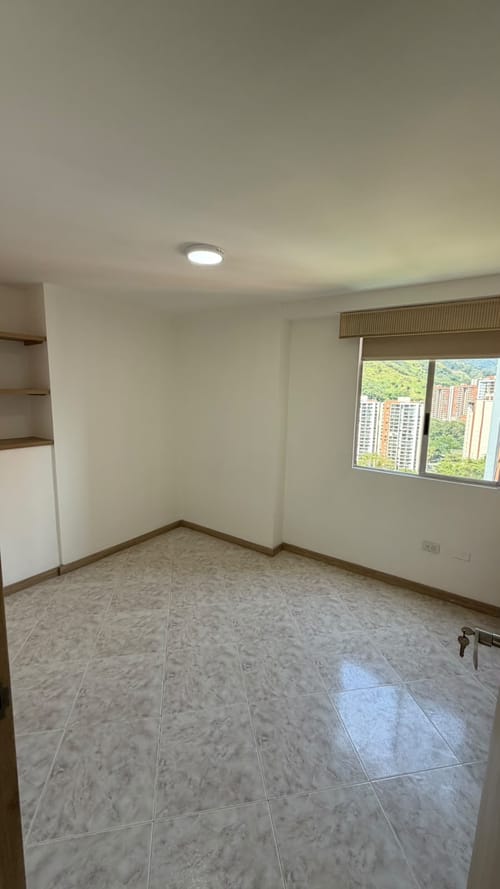 Apartamento de 3 alcobas en venta en Loma De Los Bernal, Medellín, 87 m² · foto 7 de 13