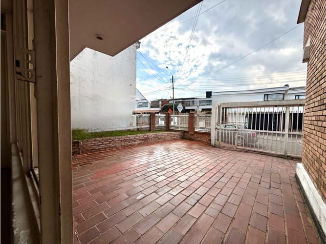 Casa de 4 alcobas en venta en Niza, Bogotá, 240 m² · foto 2 de 23