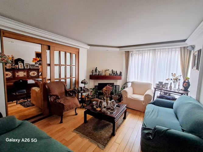 Apartamento de 3 alcobas en venta en Los Rosales, Bogotá, 130 m² · foto 2 de 23