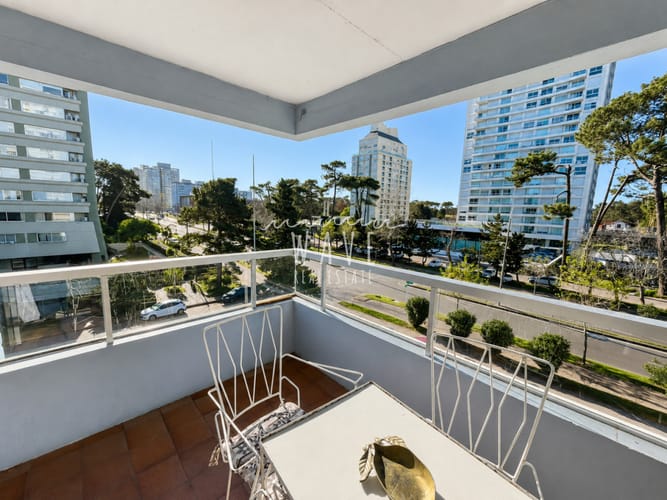 Apartamento esquinero, luminoso y equipado sobre Roosevelt. 2 dormitorios, 2 baños · Foto 1