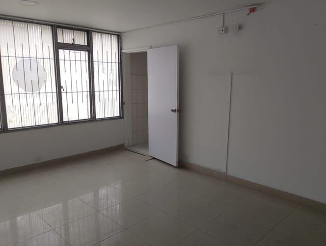 Casa de 15 alcobas en arriendo en Quinta Paredes, Bogotá, 700 m² · foto 3 de 16
