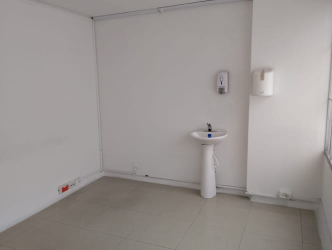 Casa de 15 alcobas en arriendo en Quinta Paredes, Bogotá, 700 m² · foto 13 de 16