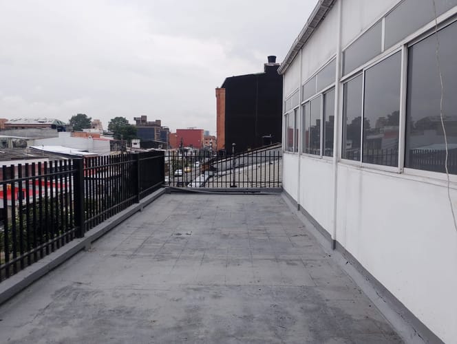 Casa de 15 alcobas en arriendo en Quinta Paredes, Bogotá, 700 m² · foto 15 de 16