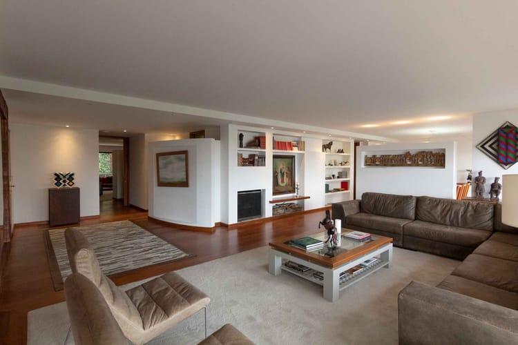 Apartamento de 2 alcobas en venta en Cerros De Los Alpes, Bogotá, 314 m² · foto 2 de 23