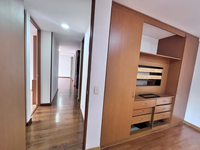 Apartamento de 3 alcobas en venta en Colina Campestre, Bogotá, 81 m² · foto 2 de 24