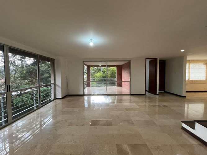Casa de 4 alcobas en arriendo en El Poblado, Envigado, 320 m² · foto 2 de 19