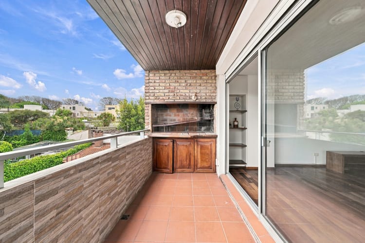 Alquiler De Apartamento 4 Dormitorios Orientacion Frente Con Balcón + Doble Cochera En Zona Malvin · Foto 4