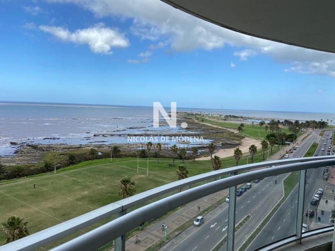 Apartamento en VENTA frente a la Rambla Punta Carretas. Montevideo