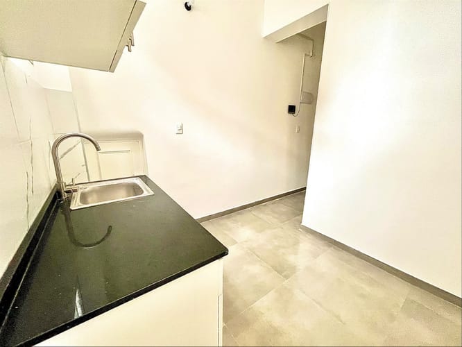 CENTRO SUR . Apartamento cocina comedor , 2 dormitorios , 1 baño , 2 terrazas , piso alto . G. Com $ · Foto 5