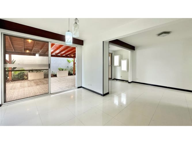 Casa de 3 alcobas en arriendo en Ciudad Jardin, Cali, 230 m² · foto 2 de 24