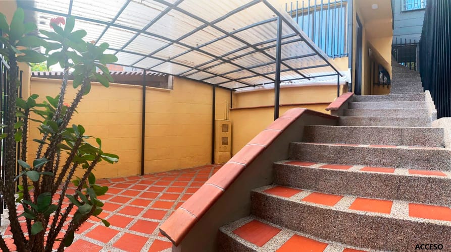 Casa de 6 alcobas en venta en Las Mercedes, Medellín, 140 m² · foto 4 de 20