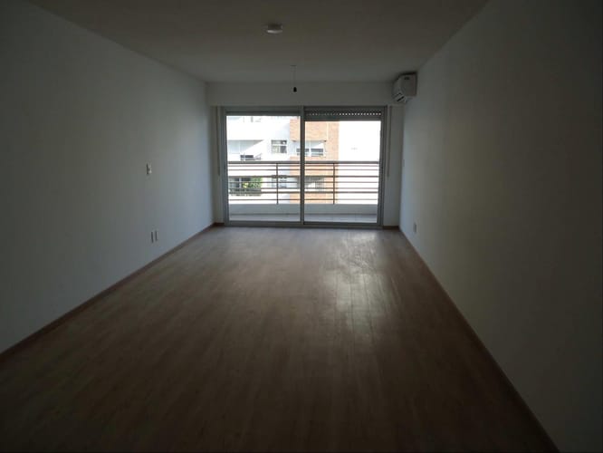 Apartamento Pocitos , Monoambiente amplio al frente c/ terraza Ofic. o Vivienda · Foto 4