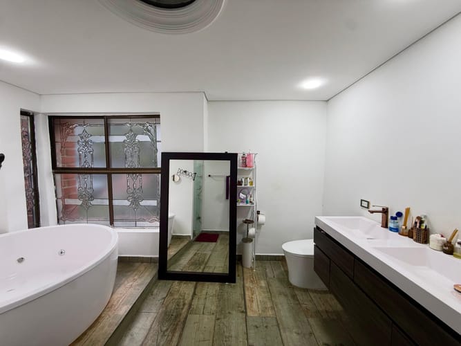 Casa de 3 alcobas en venta en El Poblado, Medellín, 320 m² · foto 13 de 24
