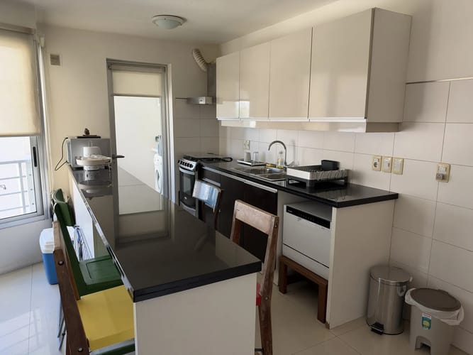 3721 | LUJOSO APARTAMENTO AMOBLADO DE 3 DORMITORIOS Y 3 BAÑOS CON GARAJE, PISCINA Y VISTA AL MAR – MALVÍN SUR · Foto 5