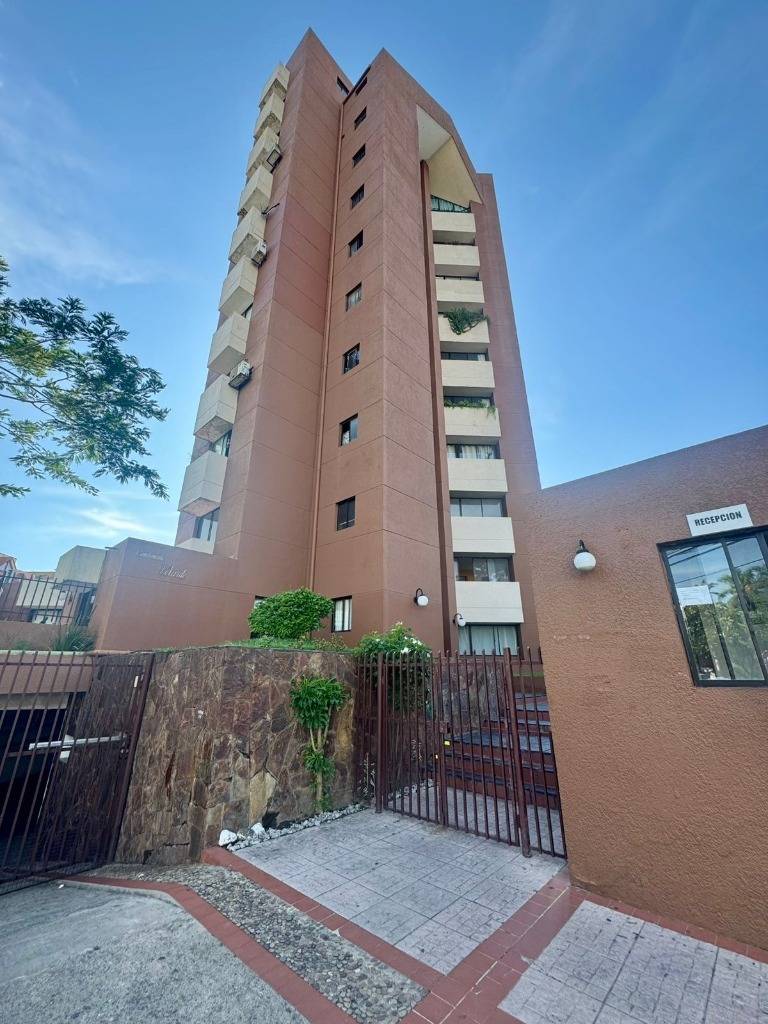 Departamento De 3 Dormitorios En Venta, Cond. Velarde