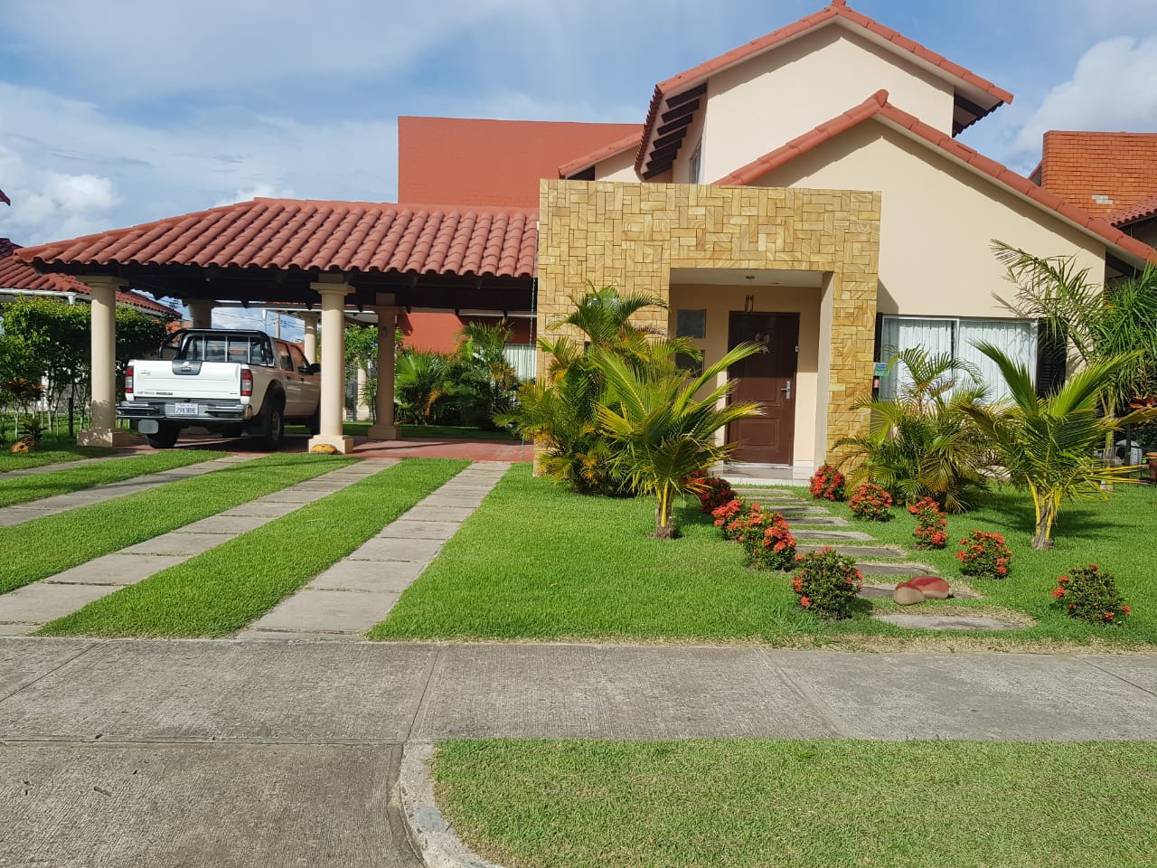 HERMOSA CASA EN VENTA CON PISCINA Y CABA A EN SANTA CRUZ DE LAS