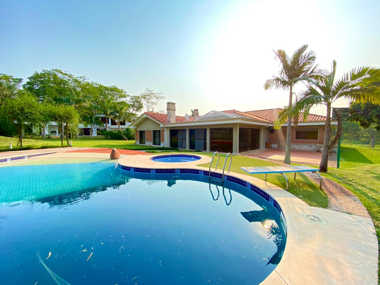 Vendo Casa semiamoblada en el YACHT Y GOLF CLUB PARAGUAYO