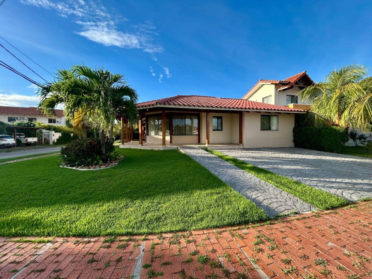  ¡elegancia Y Confort En Una Casa Totalmente Remodelada! 