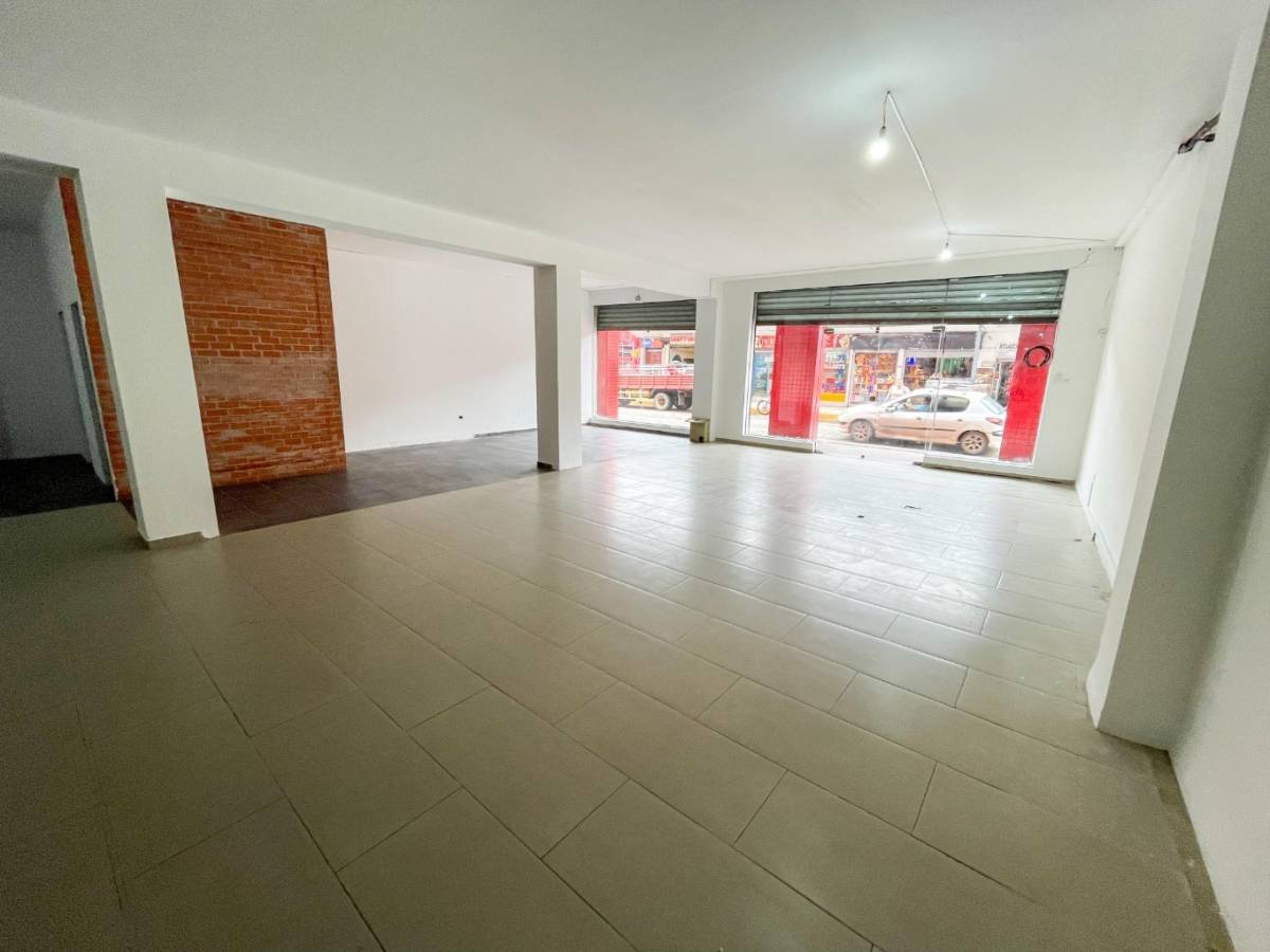 Amplio Local Comercial En Alquiler