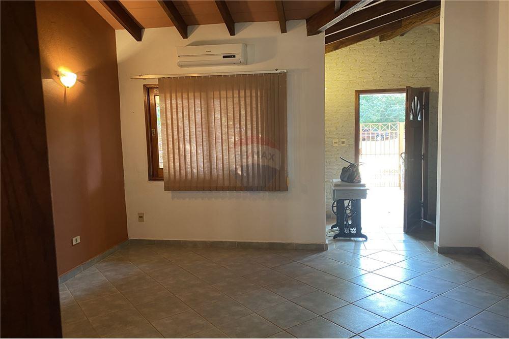 Amplia Y Confortable Casa Con Un Gran Patio. Ref. #O4CF09 - InfoCasas